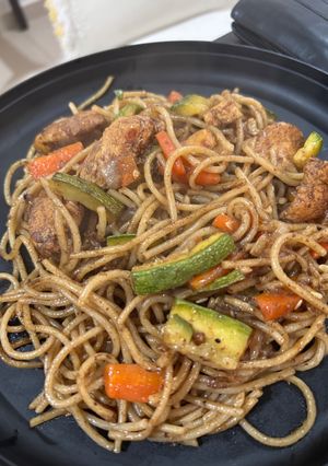 Una foto de Pasta estilo chino con pollo y verduras
