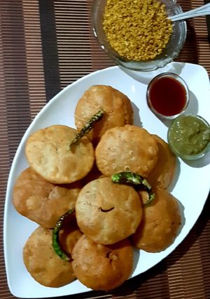 A picture of Moong dal kachori.