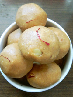 बेसन और गेहूं के आटे के लड्डू (Besan aur gehu ke aate ke ladoo recipe in hindi) रेसिपी मुख्य फोटो