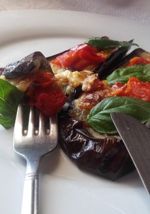 Una foto de Berenjena caprese
