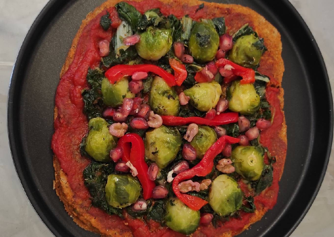 Pizza vegana con base de chía y avena al pimentón