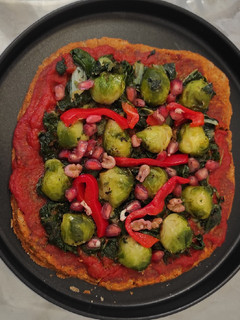 Una foto de Pizza vegana con base de chía y avena al pimentón