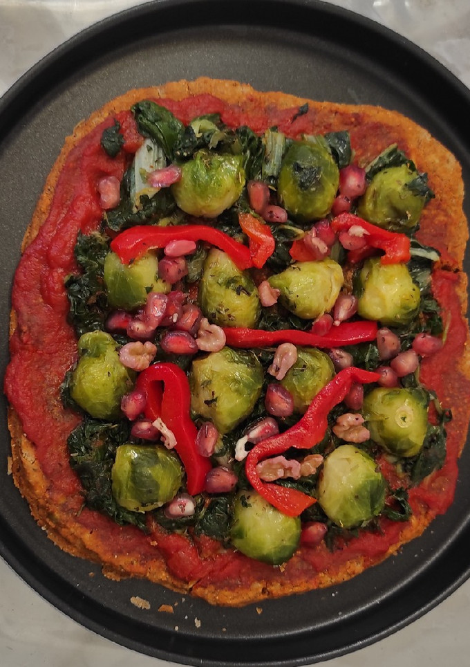 Una foto de Pizza vegana con base de chía y avena al pimentón