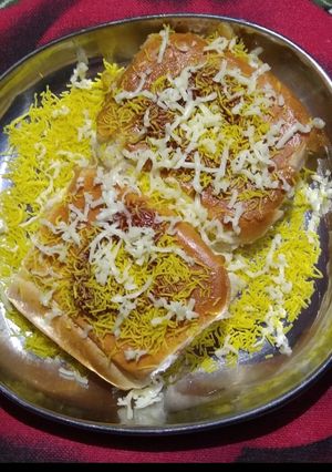 A picture of Cheese dabeli.