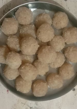 नारियल लड्डू(Nariyal laddu recipe in hindi) रेसिपी मुख्य फोटो