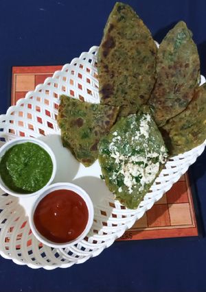 A picture of Cheesy palak paratha.