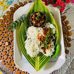 A picture of Idiyappam with chana garlic curry.