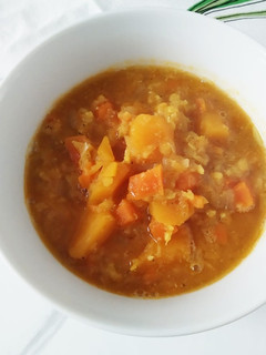 Una foto de Sopa de lentejas rojas con zanahoria y calabaza