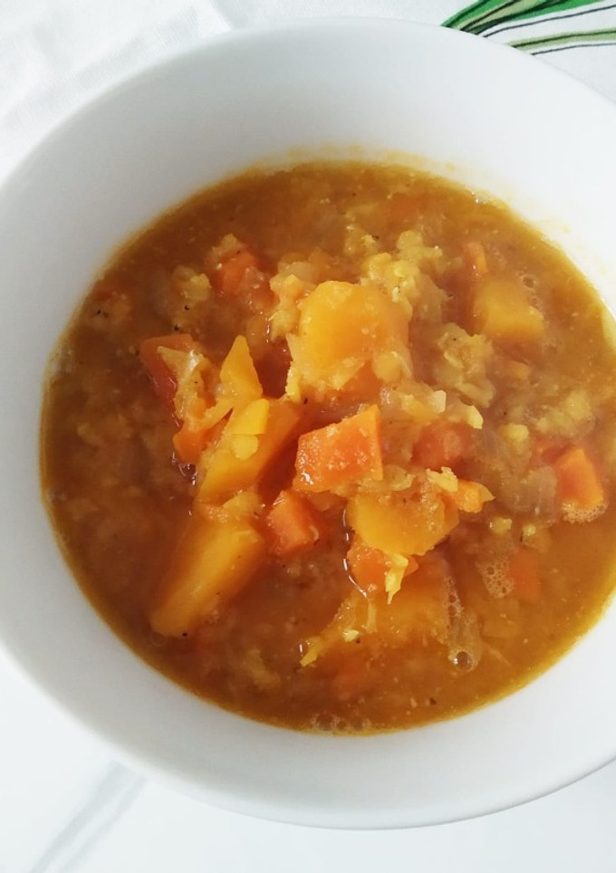 Una foto de Sopa de lentejas rojas con zanahoria y calabaza