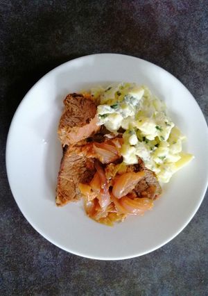 Una foto de Pollo ganso con papas mayo