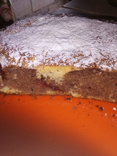 Una foto de Torta marmolada con dulce de membrillo