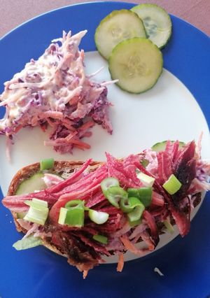 Une photo de Effiloché de porc et crudités