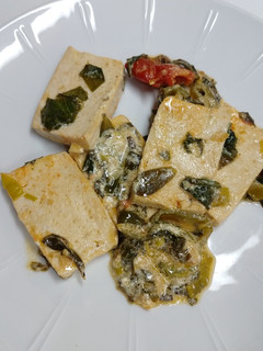 Una foto de Tofu estofado con verdolaga y jalapeños