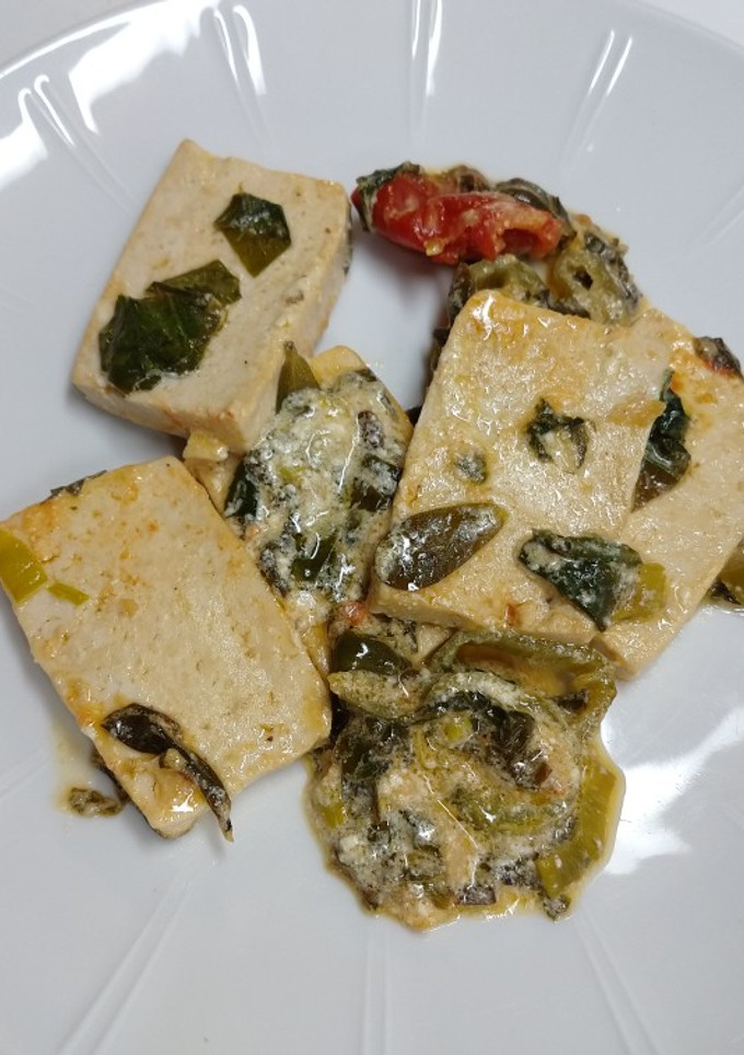 Una foto de Tofu estofado con verdolaga y jalapeños