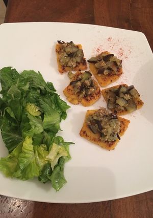Una foto de Bruschettas de polenta con berenjena