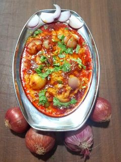 આખી ડુંગળી નું શાક (Akhi Dungli Shak Recipe In Gujarati) રેસીપી મુખ્ય ફોટો