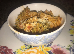 Una foto de Pasta corta con pollo facilísima
