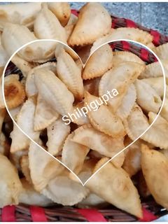 गुजिया (gujiya recipe in Hindi) रेसिपी मुख्य फोटो