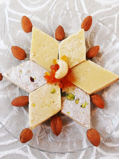 मावा बर्फ़ी (Mawa barfi recipe in hindi) रेसिपी मुख्य फोटो