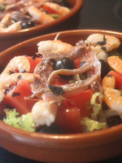 Una foto de Ensalada de gambas y anchoas