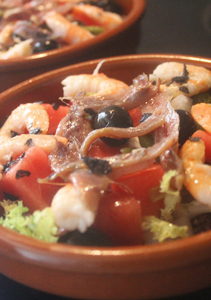 Una foto de Ensalada de gambas y anchoas