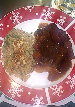 Una foto de Pollo negro con Vegetales