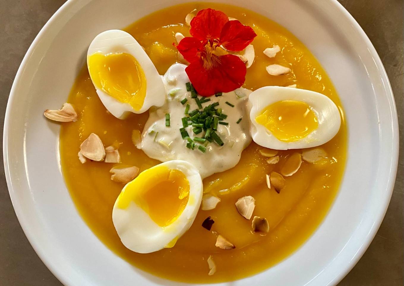 Soupe repas, butternut et oeufs mollets