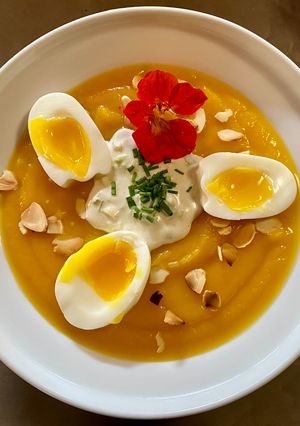 Une photo de Soupe repas, butternut et oeufs mollets