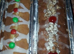 Una foto de Budín inglés con nueces, almendras y cerezas (uno grande)