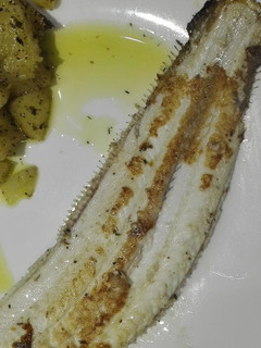 Una foto de Lenguado a la parrilla con patatas