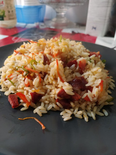Una foto de 🥘 Arroz salteado con verduras y chorizo