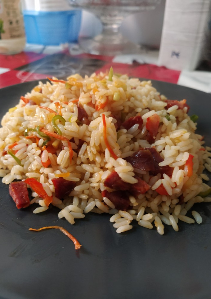 Una foto de 🥘 Arroz salteado con verduras y chorizo