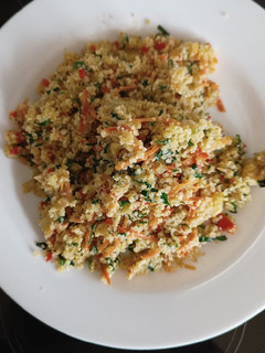 Una foto de Revuelto de trigo burgol y verduras