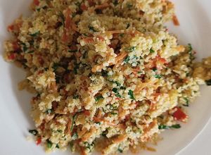 Una foto de Revuelto de trigo burgol y verduras
