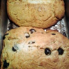 A picture of skunk bread with olive and without olive.