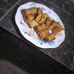 A picture of Semosa and springrolls.