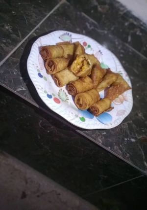 A picture of Semosa and springrolls.