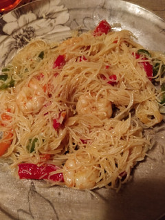 Una foto de Fideos chinos con verduras y gambas