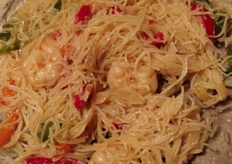 Fideos chinos con verduras y gambas