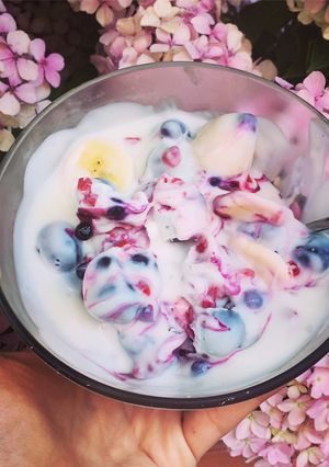 Una foto de Helado de yogurt y berries