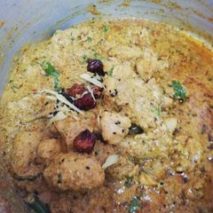 A picture of Achaari chicken.