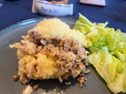 Une photo de pomme de terre poulet chapelure