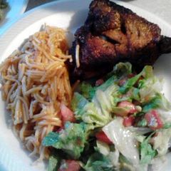 fried chicken with fideo and salad A picture of fried chicken with fideo and salad.