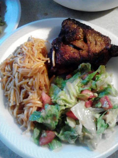 A picture of fried chicken with fideo and salad.
