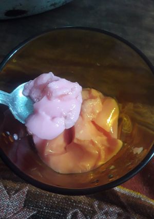 Una foto de - Gelatina de frutilla con leche🥄💕
