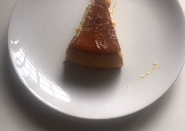 Tarta mágica de yogur griego y leche condensada