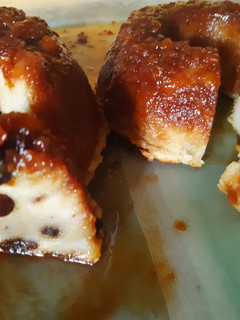 Una foto de Budín de pan 2 versiones con pasas y solo 😋