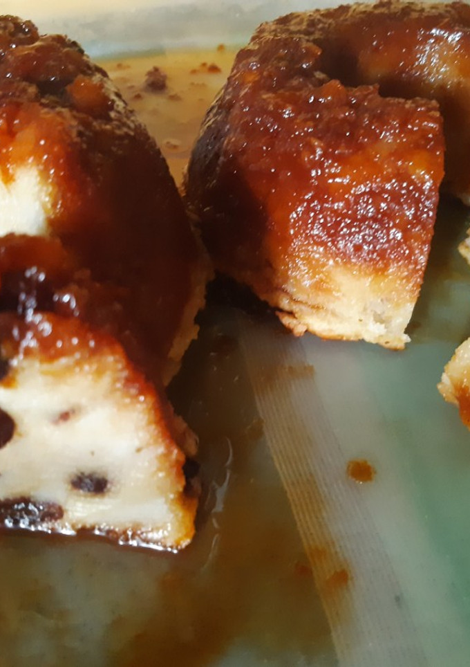 Una foto de Budín de pan 2 versiones con pasas y solo 😋