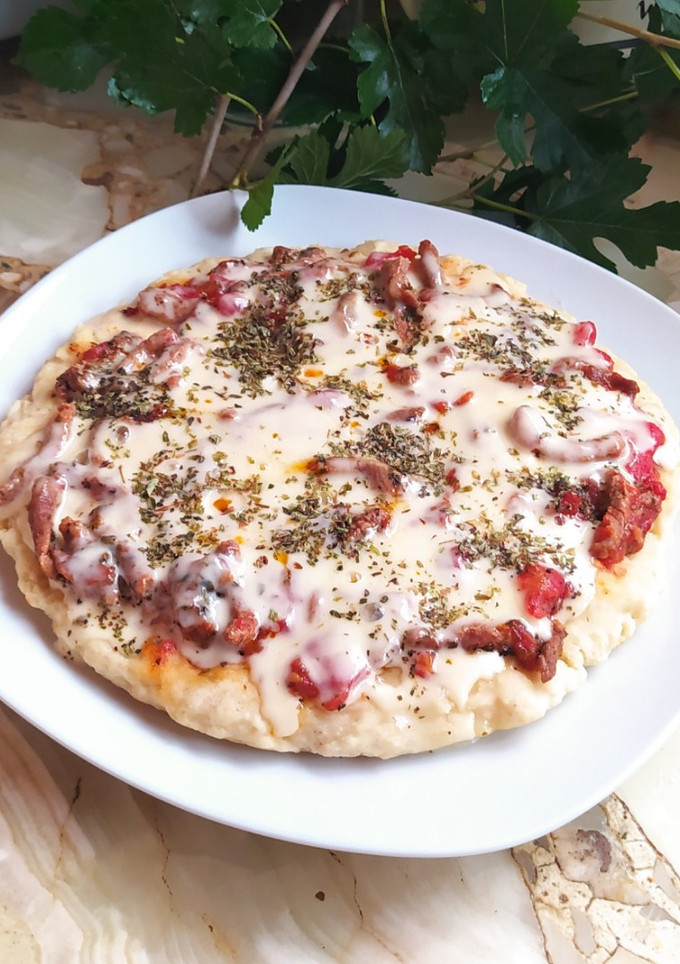 Una foto de Pizza Con Carne Y Queso En Sartén o En Horno Eléctrico