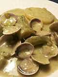 Almejas con cardos y patatas en crema verde y almendras